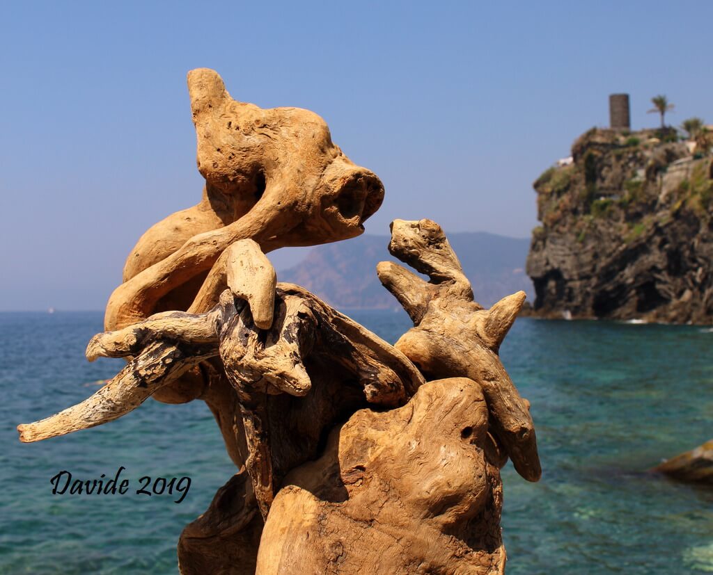 Davide, “Forme sfuggenti #33 – Baia di Vernazza”, Vernazza (La Spezia, Liguria – Cinque Terre, Italia), giugno 2019. © Davide Tansini