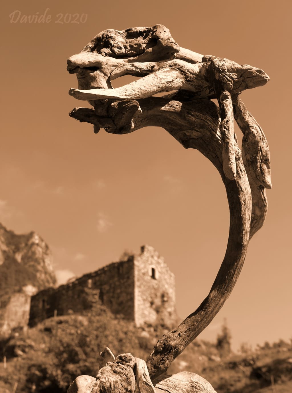 Davide, “Forme sfuggenti #63 – Château de Suzey”, Pont-Saint-Martin (Aosta/Aoste, Valle d’Aosta/Vallée d’Aoste – Italia), agosto 2020. © Davide Tansini