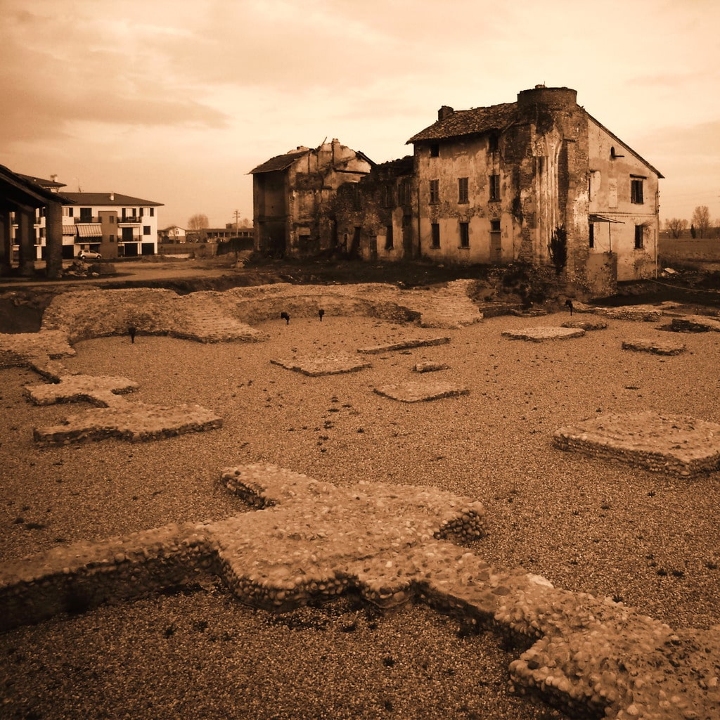 Resti della cattedrale di Santa Maria a Lodi Vecchio (Lodi, Lombardia), 2022. Rielaborazione realizzata a partire da una fotografia del 2009