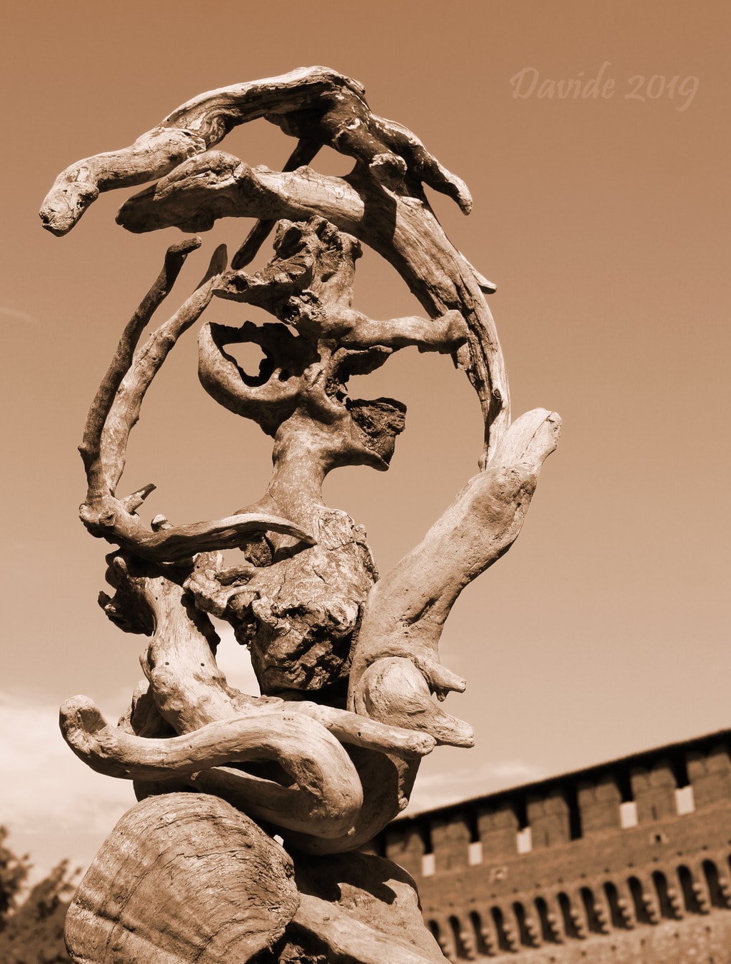 Давиде Тансини, “Неуловимые формы #36 – Замок Сфорца” [“Forme sfuggenti #36 – Castello Sforzesco”], Милан (Ломбардия – Италия), август 2019 года. © Давиде Тансини